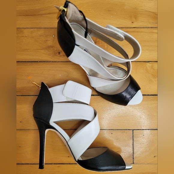 Manolo Blahnik Elegant Black and White leather Women's open toe Heels - Picture 1 of 9